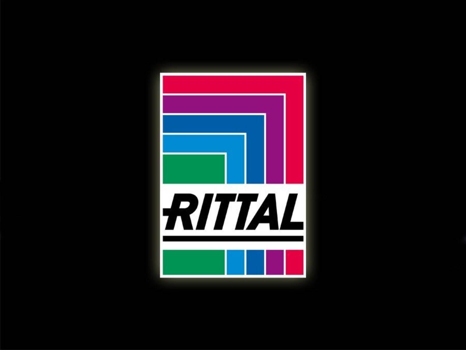 Logo von Rittal mit fetten, bunten Linien, die rechte Winkel über dem Markennamen in Schwarz auf weißem Hintergrund bilden.
