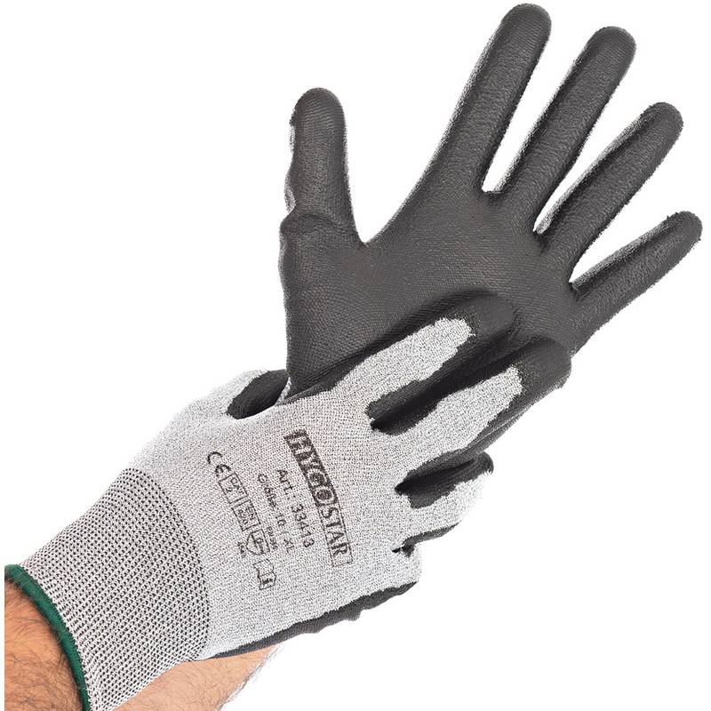 Hand mit grauem und schwarzem Schutzarbeitshandschuh, Handfläche nach oben auf weißem Hintergrund gezeigt.