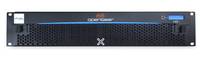 Frontansicht einer in ein Regal eingebauten schwarzen Audiogeräteeinheit mit perforiertem Gitter, Stromschalter und kleinem Display/Etikett auf der rechten Seite.