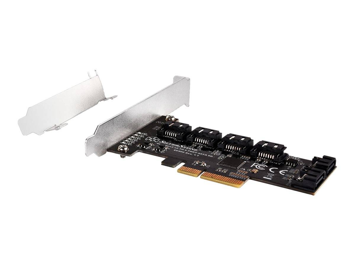 PCIe-Erweiterungskarte mit zwei silbernen Halterungsabdeckungen, die separat dargestellt werden und austauschbare Low-Profile- und Full-Height-Montagemöglichkeiten anzeigen.