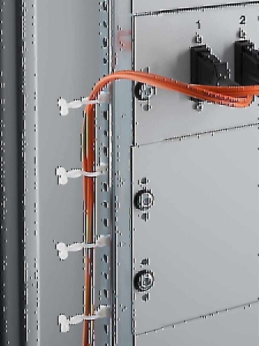 Netzwerk-Serverrack mit gesicherten orangefarbenen Kabeln, die vertikal verlaufen und mit weißen Kabelbefestigungen an der Seite für eine effiziente Verwaltung organisiert sind.