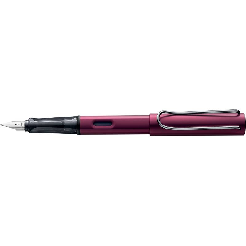 Ein Füllhalter in Magenta mit schwarzem Griff und silbernem Clip auf weißem Hintergrund.