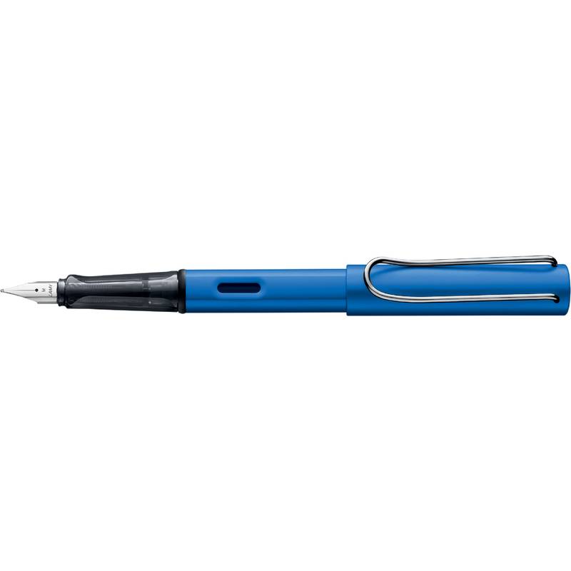 Blauer Füller mit silbernem Clip, horizontal auf weißem Hintergrund abgebildet.