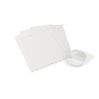 Leere weiße Papierblätter und eine kleine Rolle Klebeband auf weißem Hintergrund.