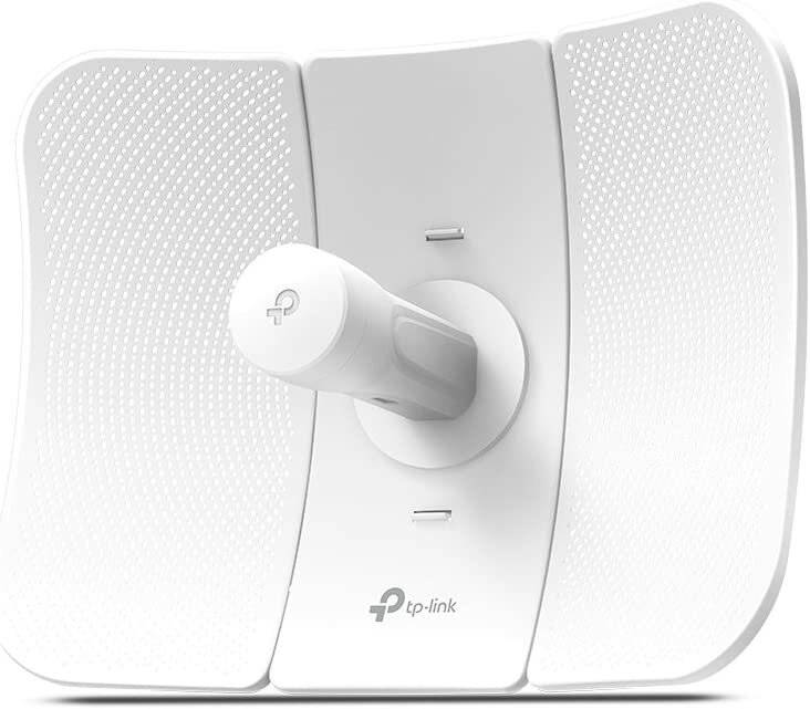 Weiße wandmontierte TP-Link Wi-Fi-Zugangspunkt mit drei gekrümmten Mesh-Panelen und zentraler Antenne, Vorderansicht vor neutralem Hintergrund dargestellt.