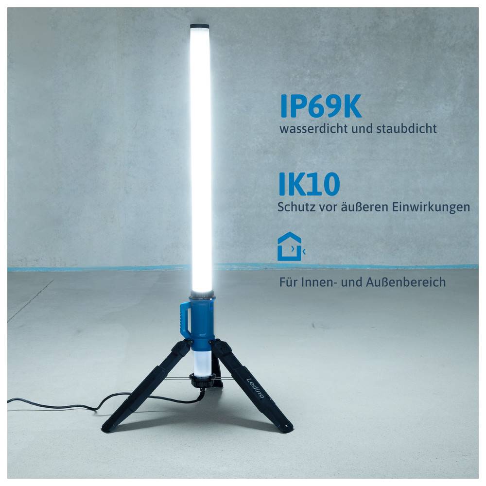 Ein hoher, heller, vertikaler LED-Arbeitsscheinwerfer auf einem Stativ steht auf einem Betonboden. Texthervorhebungen zeigen die Merkmale: „IP69K wasserbeständig