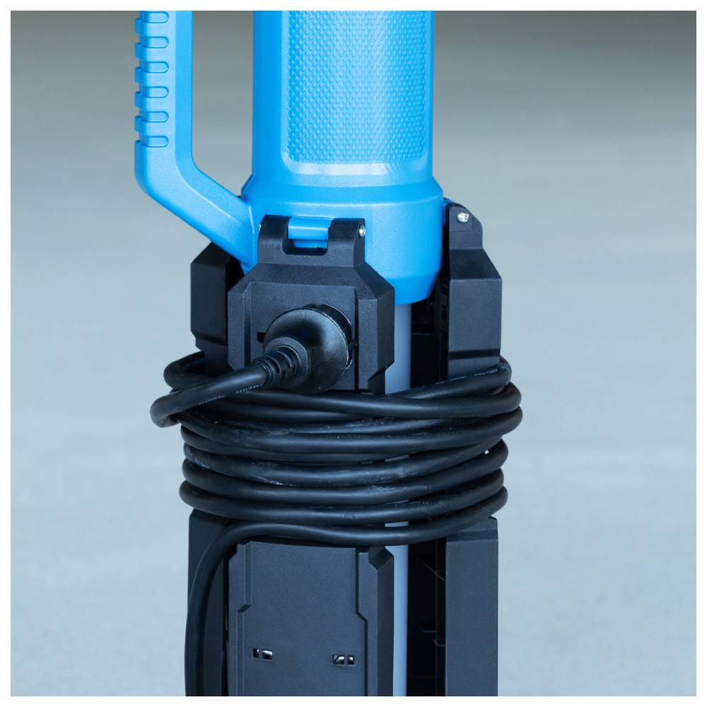 Ein blauer zylindrischer Gegenstand mit einem Griff und einem angeschlossenen schwarzen Kabel, das um seine Basis gewickelt ist, was auf ein tragbares Elektrowerkzeug hindeutet.