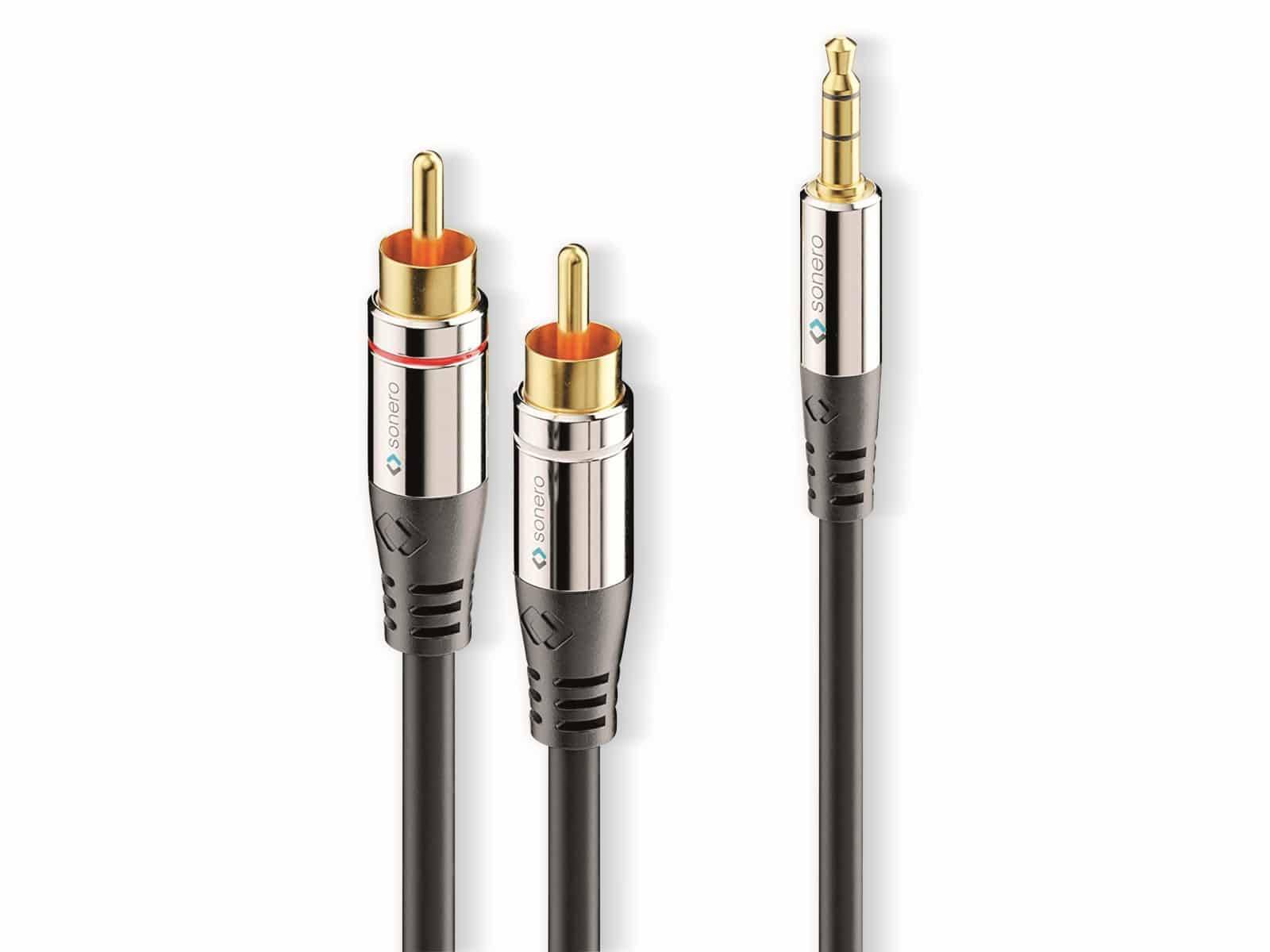 Ein Stereo-Audiokabel mit zwei RCA-Steckern auf der linken Seite und einer 3,5-mm-Buchse auf der rechten Seite, das zum Verbinden von Audiogeräten verwendet wird.