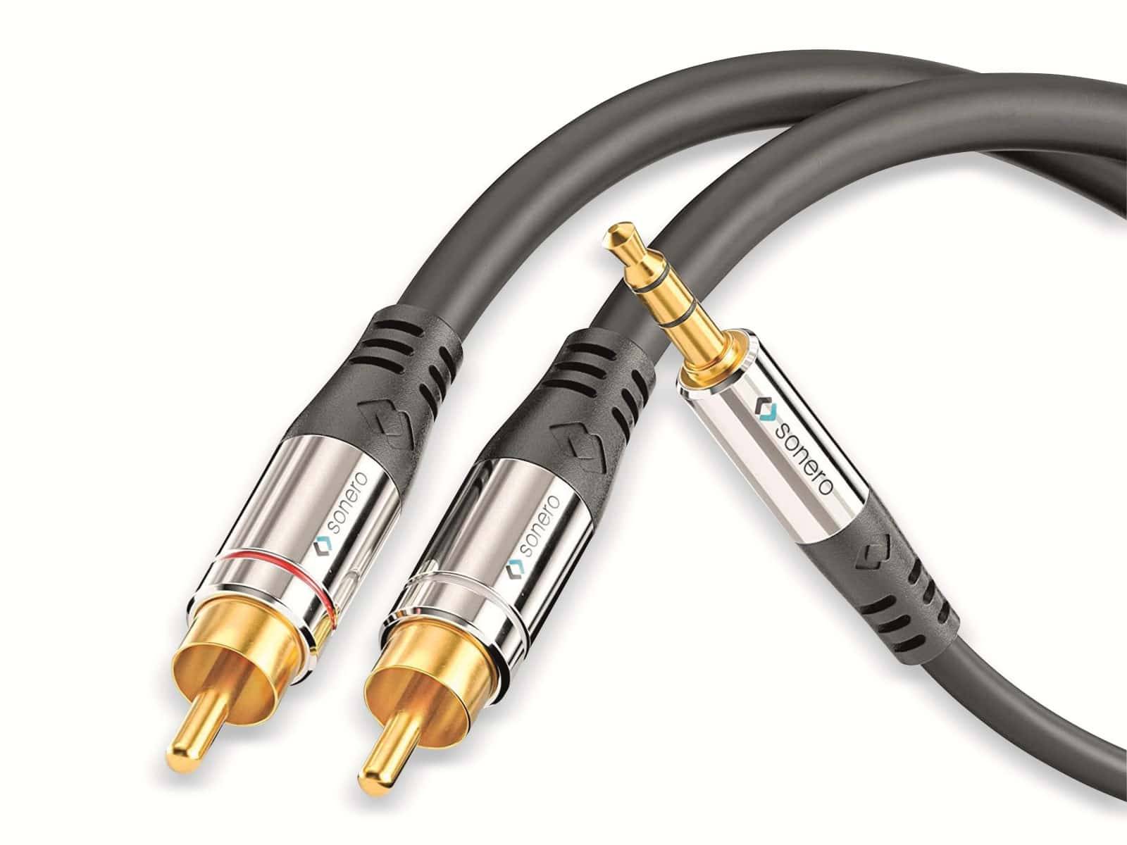Dual-Audio-Kabel mit vergoldeten Anschlüssen: eines mit zwei RCA-Steckern und das andere mit einer 3,5-mm-Stereo-Klinkenbuchse für Soundgeräte.