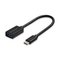 Ein schwarzes USB-Typ-C-auf-Typ-A-Adapterkabel wird gezeigt, mit dem Typ-C-Stecker auf der einen Seite und dem Typ-A-Anschluss auf der anderen Seite.