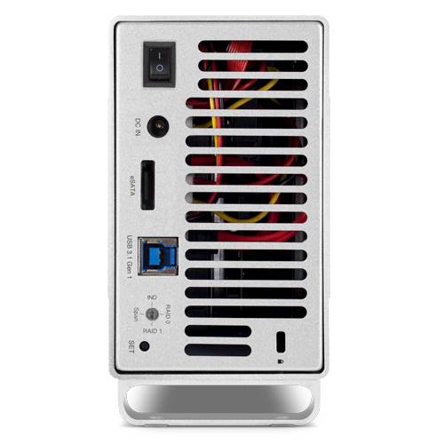Vorderansicht eines silbernen externen Speichergehäuses mit Stromschalter, Gleichstromeingang, eSATA, USB 3.0, RAID- und Einstellungsreglern, mit Kühlungsöffnungen und sichtbaren internen Kabeln.