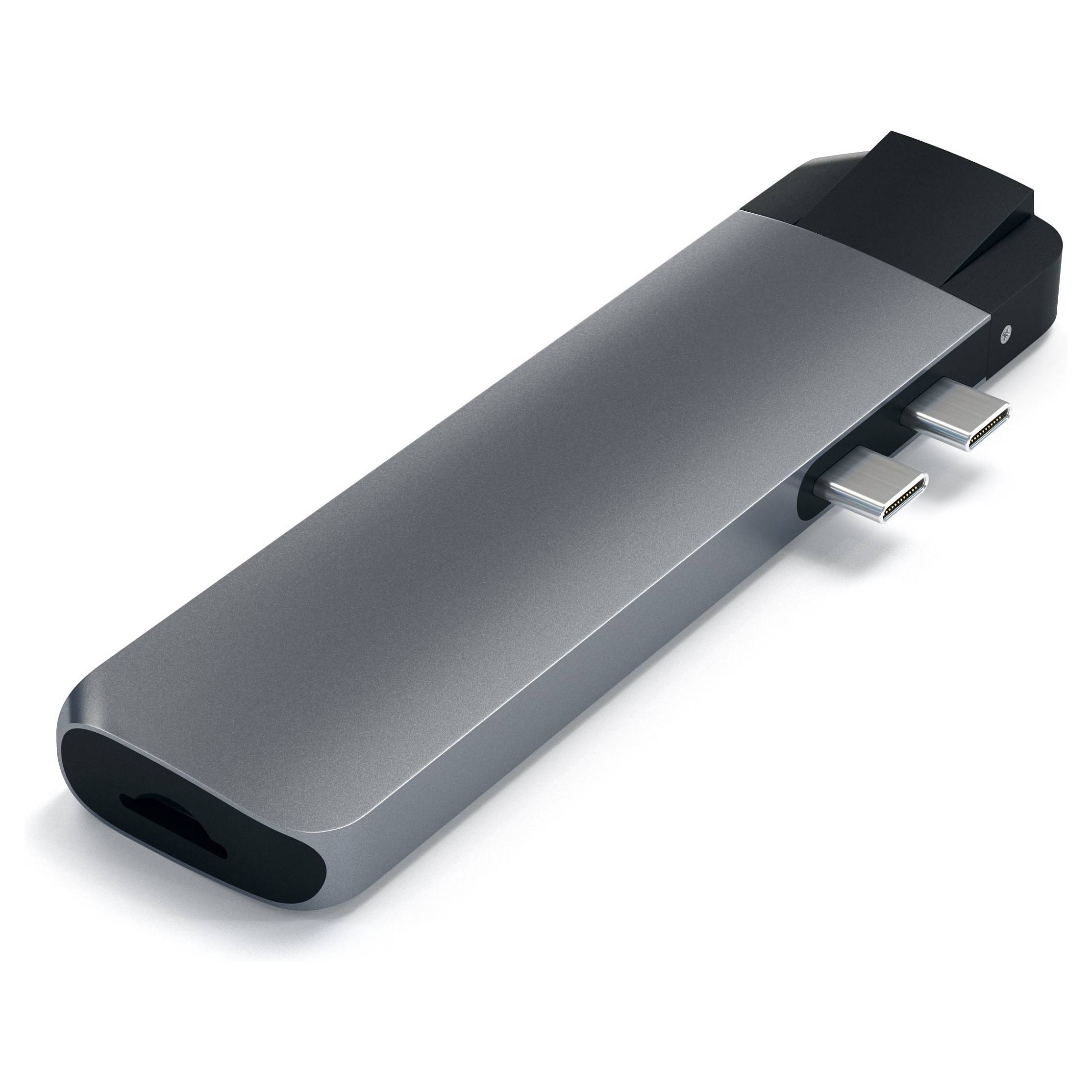 Silbernes USB-C-Speichermedium mit schwarzer Kappe und zwei freiliegenden Steckern, dargestellt auf weißem Hintergrund.