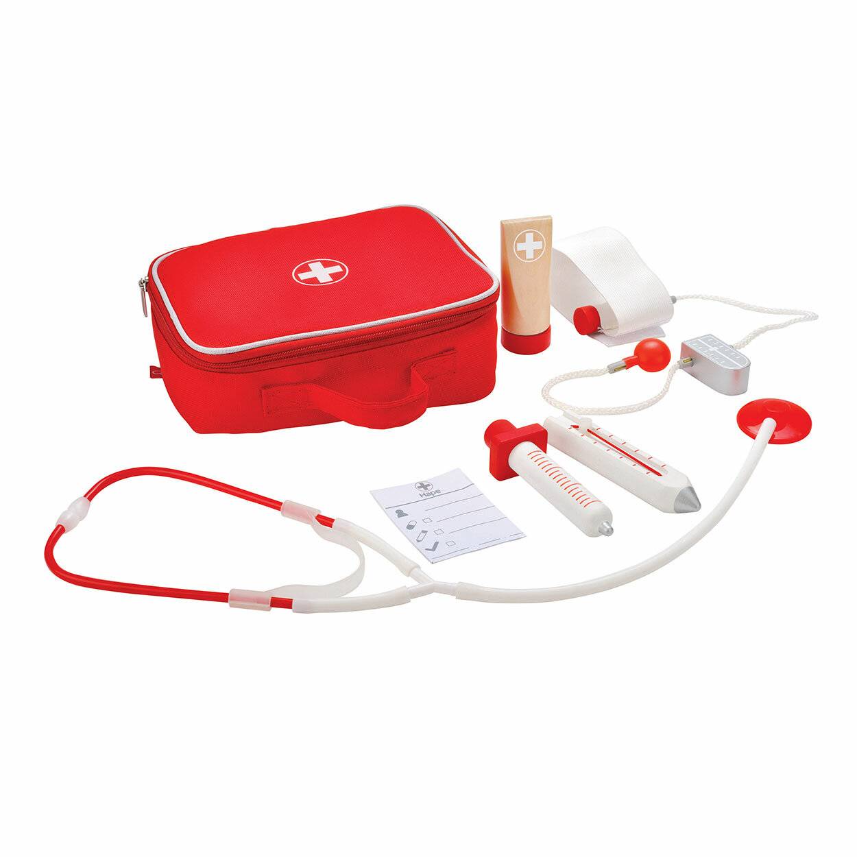 Erste-Hilfe-Set mit roter Arzttasche, Stethoskop, Verbandsmaterial, Thermometer, Salbe und anderen Notfallausrüstungen auf weißem Hintergrund.
