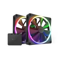 Zwei NZXT RGB Computer-Kühlventilatoren mit einem kleinen Controller-Modul auf weißem Hintergrund.