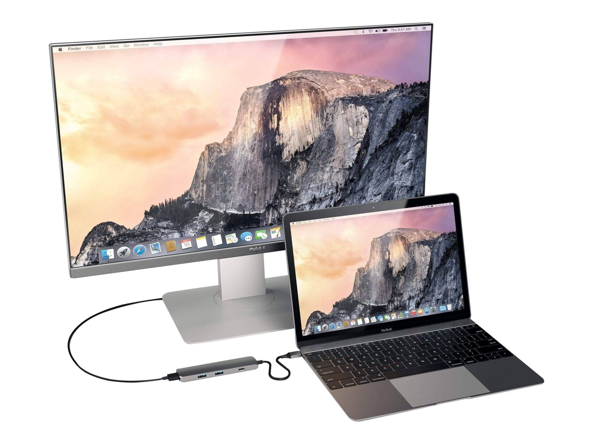 Ein Laptop und ein Monitor zeigen dieselbe Berglandschaft, mit einer angeschlossenen Docking-Station.