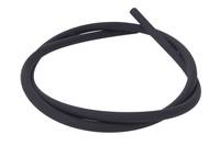 Ein aufgerolltes schwarzes Kabel isoliert auf weißem Hintergrund.