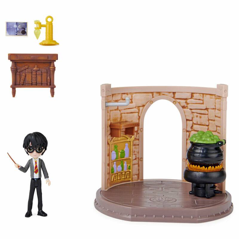 Spielzeugset mit einem gewölbten Steintor und einem brodelnden Kessel; enthält eine kleine Figur und Zubehörteile wie einen Zauberstab, ein Regal und eine Uhr.
