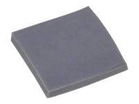 Eine kleine graue quadratische Bodenkachel oder Matte, die in einem Winkel auf weißem Hintergrund gezeigt wird.