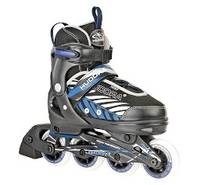 Schwarze und blaue Inline-Rollschuh mit vier Rollen und verstellbarem Stiefel, in Seitenansicht auf weißem Hintergrund dargestellt.