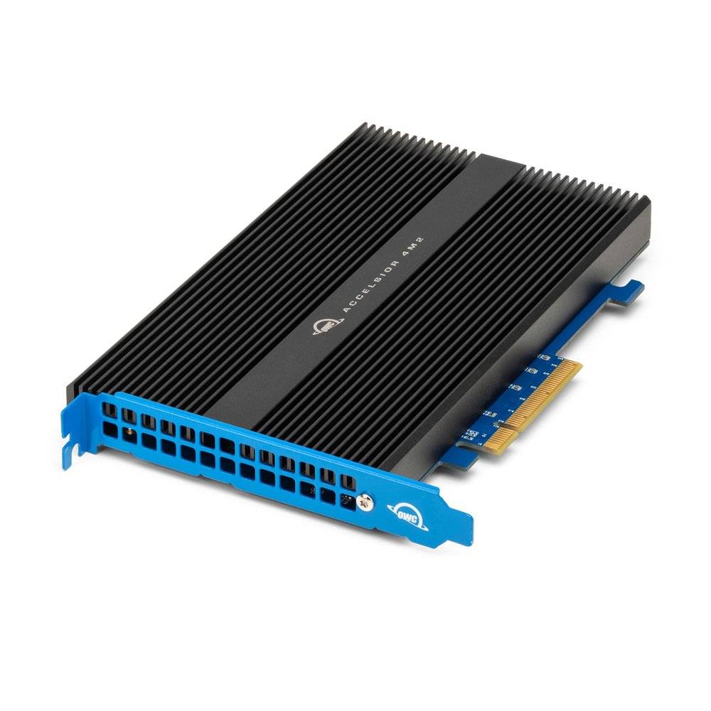 Schwarzes NVMe-SSD-Gehäuse oder Adapter mit blauer Fronthalterung und goldenem Kantenanschluss auf weißem Hintergrund.