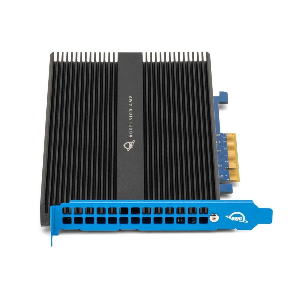 Schwarze ACCELSIOR 4M.2 Erweiterungskarte mit blauer PCIe-Anschlussblende und mehreren vorderen Anschlüssen, dargestellt auf weißem Hintergrund.