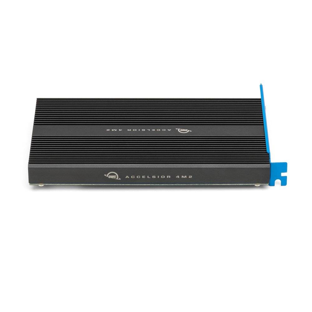 Schwarzes AccelStor AMB Elektronikmodul mit blauer Befestigungslasche auf weißem Hintergrund.