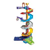 Bunter spiralförmiger Spielzeugauto-Rennbahnturm mit mehreren Rampen, einer Trophäe an der Spitze und einer Startbasis am unteren Ende.