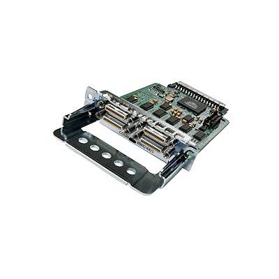 Elektronische Leiterplatte mit mehreren Steckverbindern und einer Metallmontagehalterung auf einfachem weißen Hintergrund.