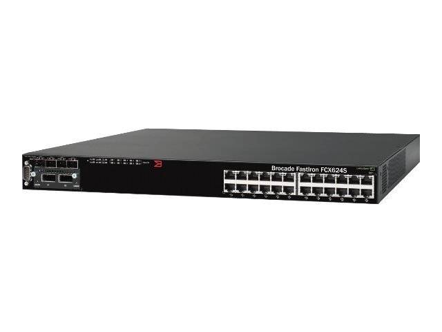 Frontansicht eines Brocade FastIron FVC624S Rack-Mount-Netzwerkschalters mit mehreren Ethernet-Anschlüssen und Statusanzeigen auf einfachem weißem Hintergrund.