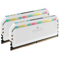 Zwei weiße Corsair Dominator RAM-Module mit regenbogenfarbenen LED-Leuchtstäben, nebeneinander auf einem schlichten Hintergrund gezeigt.