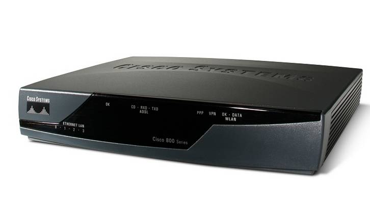 Cisco 800er Serie Netzwerk-Router in schräger Vorderansicht mit Statusleuchten und Ethernet-LAN-Anschlüssen.