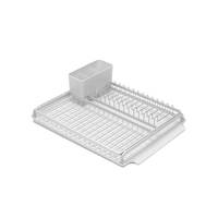 Ein weißes Abtropfgestell mit Schlitzen für Teller und einem Fach für Besteck, das zum effizienten Organisieren und Trocknen von Küchengeräten konzipiert ist.