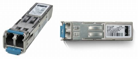 Zwei kleine silberne optische Transceiver-Module mit Schnellwechsel-Funktion und blauen Verriegelungen, nebeneinander auf weißem Hintergrund dargestellt.