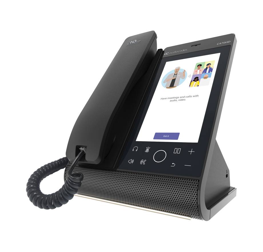 Modernes schwarzes Schreibtischtelefon mit Hörer, Touchscreen-Setup-Bildschirm und gewundener Schnur in schräger Anordnung auf weißem Hintergrund.