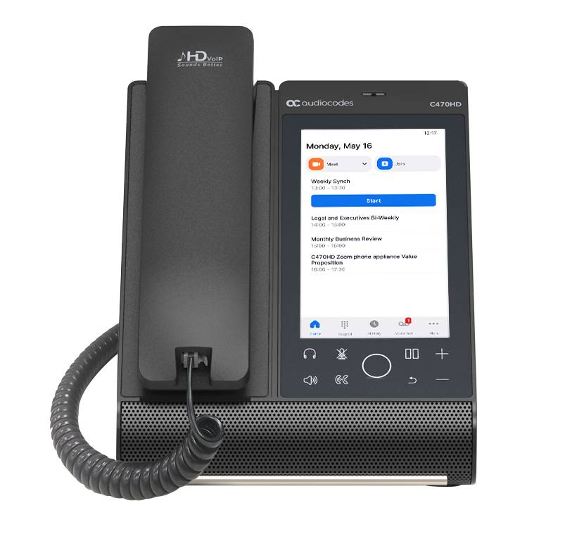 Schwarzes AudioCodes-Schreibtischtelefon mit Handset und Touchscreen, auf dem eine Kalender-App und eine Startschaltfläche angezeigt werden, Vorderansicht auf weißem Hintergrund