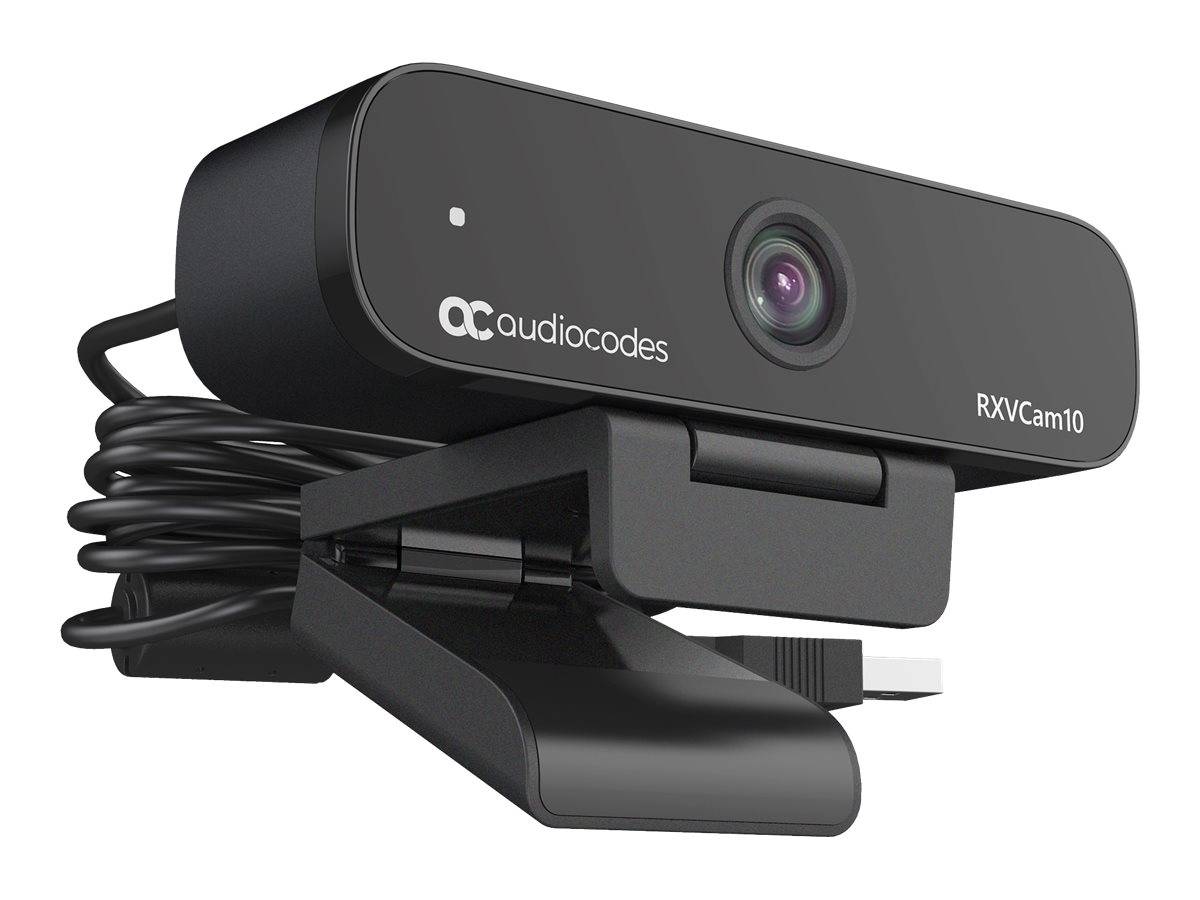 Schwarze AudioCodes RXVCam10 Webcam mit Clip-Halterung, Objektiv und angeschlossenem USB-Kabel auf weißem Hintergrund