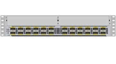 Vorderansicht eines in einem Rack montierten Netzwerk-Switches mit zahlreichen Ethernet-Anschlüssen und Status-LEDs in einem Metallgehäuse.