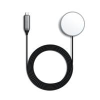 Aufgerolltes schwarzes Ladekabel mit einem magnetischen runden Stecker und einem USB-C-Anschluss auf weißem Hintergrund.