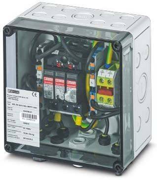 Eine durchsichtige elektrische Verteilerdose mit beschrifteten Sicherungsautomaten und farbcodierter Verkabelung ist sichtbar, die die interne Anordnung und Verbindungen zeigt.