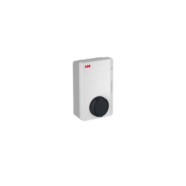 Ein weißer ABB-Elektroautolader, der an einer Wand montiert ist und eine kreisförmige Ladebuchse am unteren Ende aufweist.