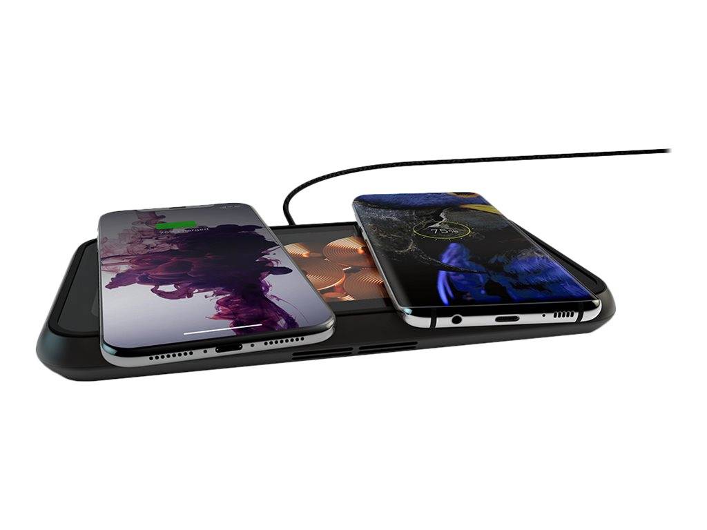 Kabelloses Ladegerät lädt zwei Smartphones auf, wobei eines über ein Kabel verbunden ist, auf weißem Hintergrund.
