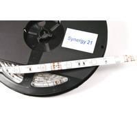Rolle mit LED-Streifenbeleuchtung auf einer schwarzen Spule, beschriftet mit „Synergy 21