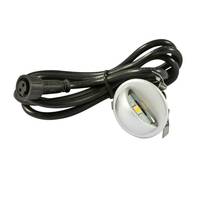 Schwarzes Stromkabel mit einer kleinen runden LED-Leuchte und Stecker, dargestellt auf weißem Hintergrund.