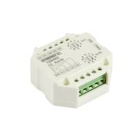 Kleines weißes elektronisches Steuermodul mit Schraubklemmen und Einstellreglern, isoliert auf einfachem Hintergrund gezeigt.