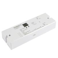 Weißes rechteckiges elektronisches Steuermodul mit gedruckten Etiketten und einem kleinen digitalen Display, gezeigt auf einem einfachen Hintergrund.