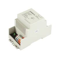 Weißes elektrisches Steuermodul mit belüftetem Oberteil und Anschllussklemmen, dargestellt vor einem einfachen Hintergrund.