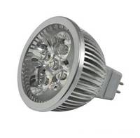 LED-Spotlightbirne mit silbernem Kühlkörpergehäuse und mehreren vorderen Linsen, auf weißem Hintergrund dargestellt.