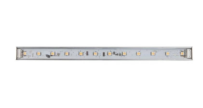Ein langer LED-Lichtstreifen mit mehreren kleinen rechteckigen LED-Chips, die auf einer silbernen Rückseite montiert sind.