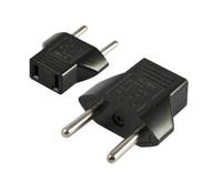 Zwei schwarze Reisestecker mit europäischen zweipoligen Steckern, dargestellt auf weißem Hintergrund.