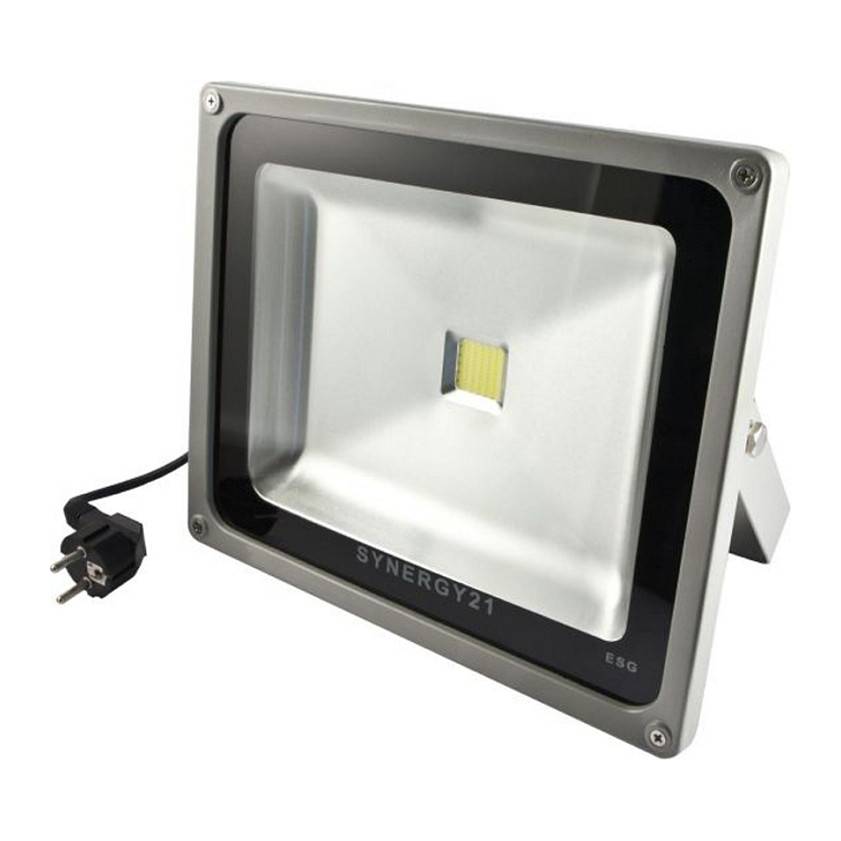 Kompakte LED-Flutlichtleuchte mit Stromkabel und Stecker, in schräger Ansicht auf weißem Hintergrund dargestellt.